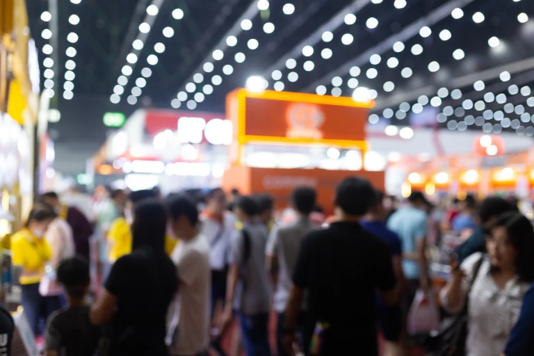 budowa stoiska targowego