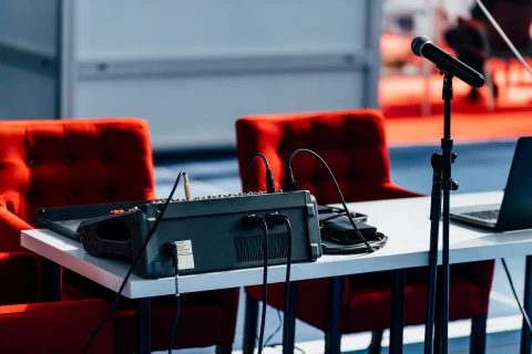 stoiska konferencyjne cechy
